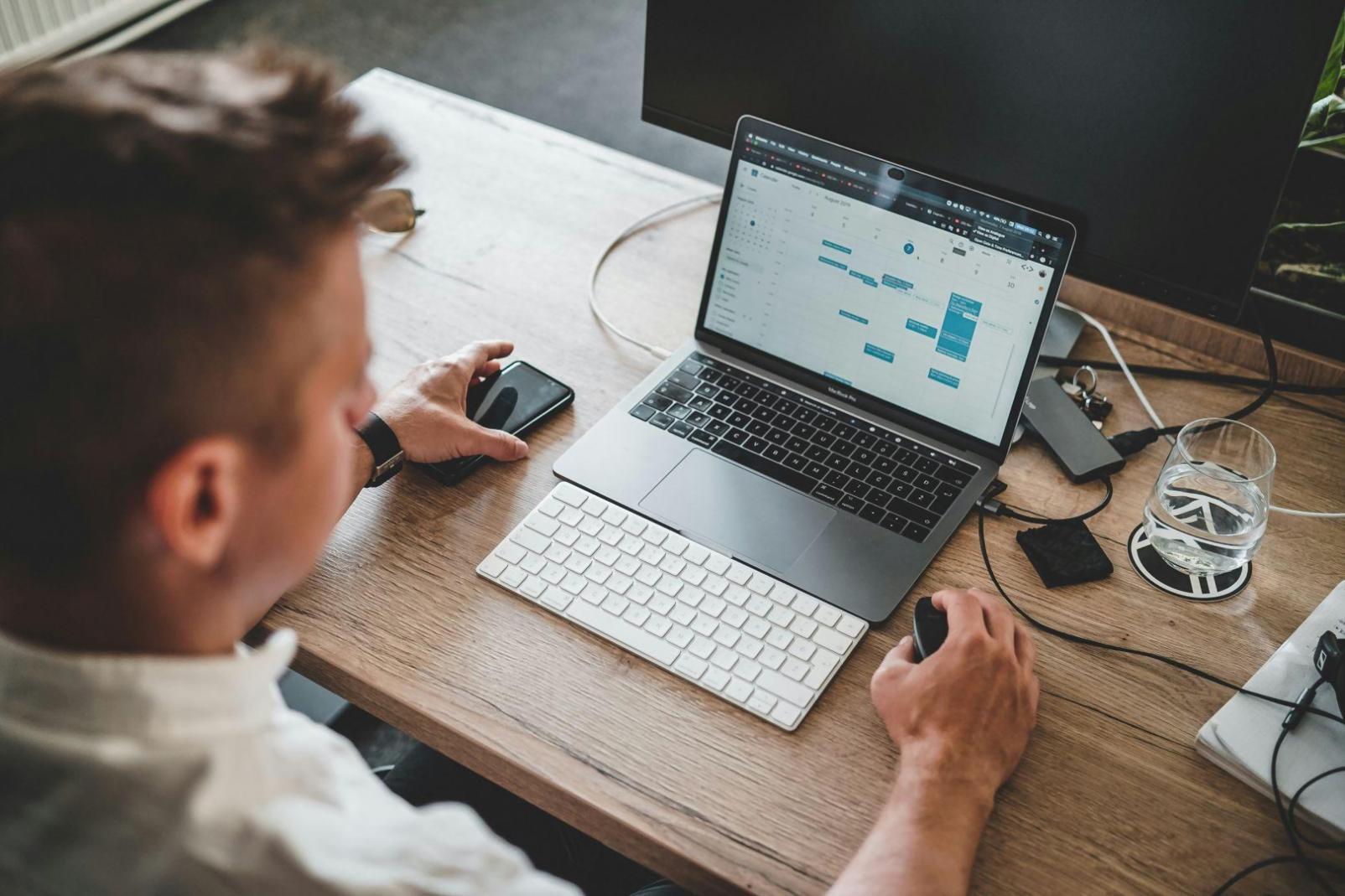 Finanzplanung Arbeitsplatz mit Dokumenten und Analysematerial